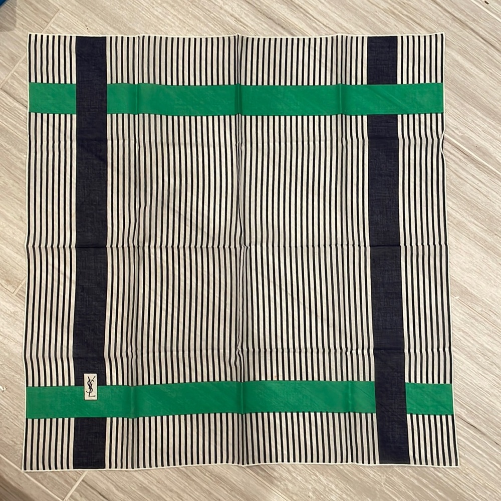 Gorgeous scarf in beautiful condition